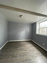 92 W 34th St, Unit Basement Apartment in Bayonne, NJ - Foto de edificio - Building Photo