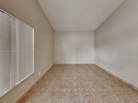 142 E Riverbend Dr in Sunrise, FL - Building Photo - Building Photo