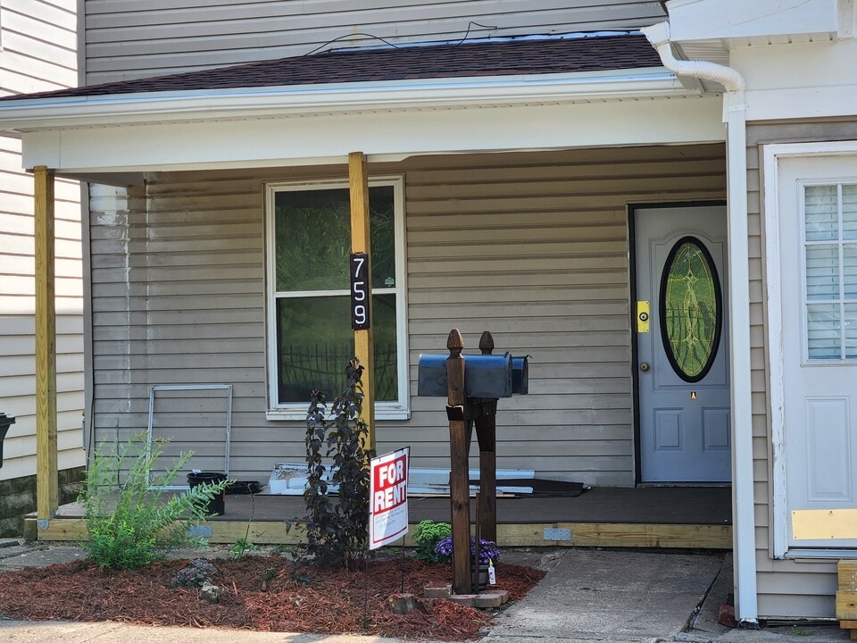 759 Locust Ave, Unit A in Clarksburg, WV - Building Photo