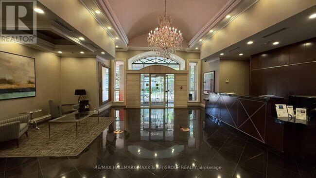 7 Lorraine Dr in Toronto, ON - Building Photo - Building Photo