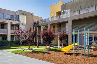 Parc Ridge Apartments in Northridge, CA - Building Photo
