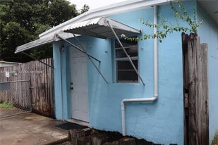 5743 Lincoln St in Hollywood, FL - Building Photo