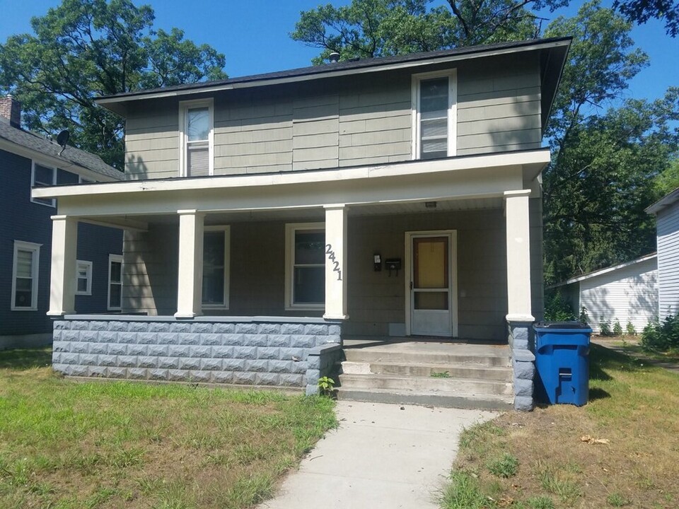 2421 Peck St in Muskegon Heights, MI - Building Photo