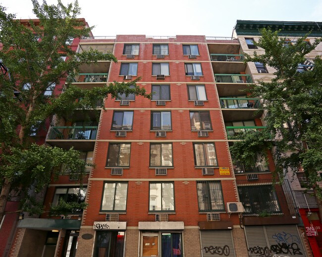 122 Elizabeth St in New York, NY - Foto de edificio - Building Photo