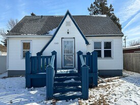 150 4th Ave E in Dickinson, ND - Building Photo