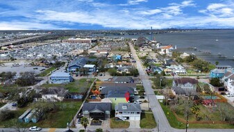 710 Kipp Ave in Kemah, TX - Building Photo