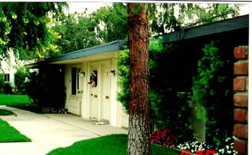 Chaumont Villas Apartments in Anaheim, CA - Foto de edificio - Building Photo