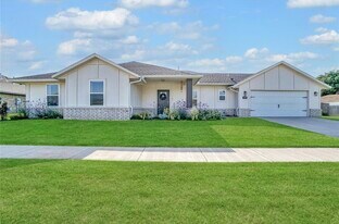 1004 Village Dr in Altus, OK - Building Photo