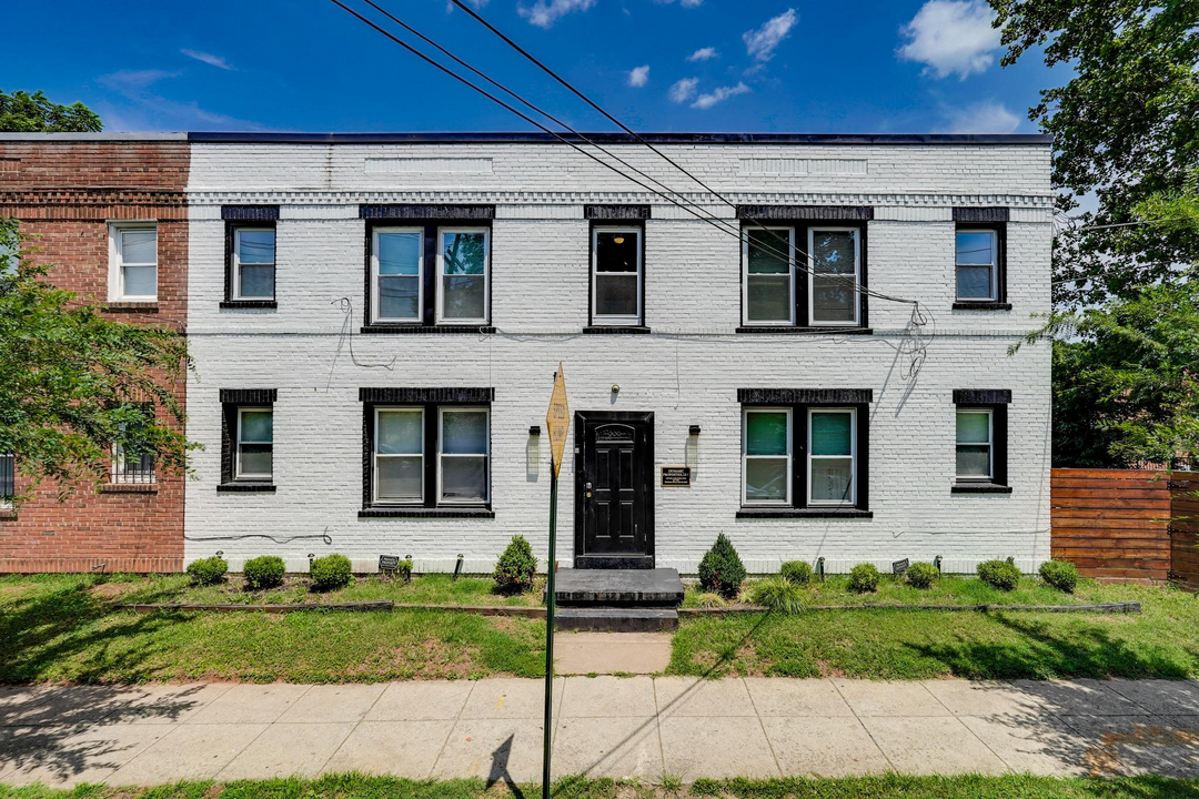 3520 Ely Pl Se in Washington, DC - Building Photo