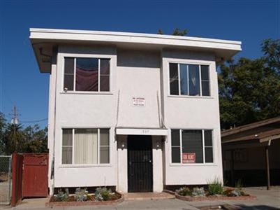 537 E Oak St in Stockton, CA - Foto de edificio - Building Photo