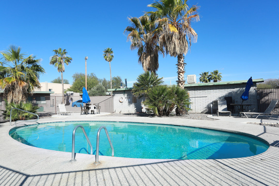 Victoria Arms Apartment in Tucson, AZ - Building Photo