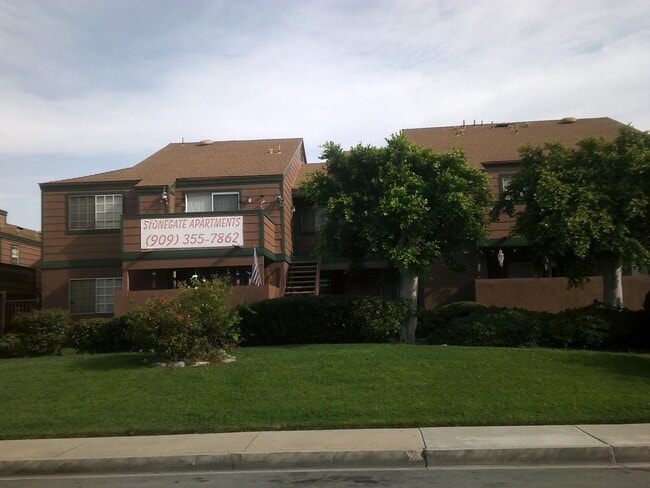 Stonegate in Fontana, CA - Foto de edificio - Building Photo