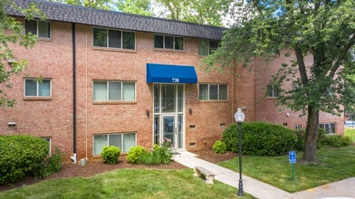 Somerset at Towson in Towson, MD - Foto de edificio - Building Photo