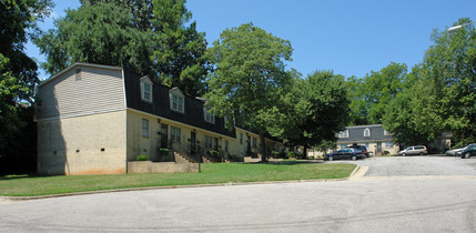 Crown Court Apartments in Raleigh, NC - Foto de edificio - Building Photo