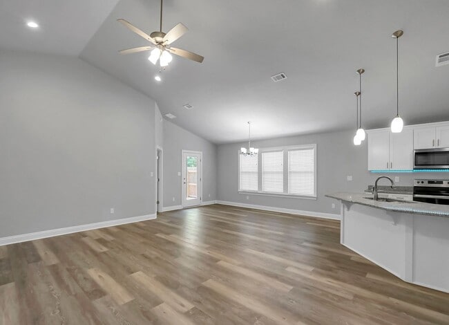 7385 E Bay Blvd in Navarre, FL - Building Photo - Building Photo