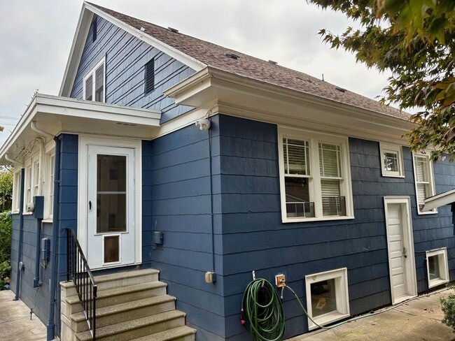 6015 32nd Ave NW in Seattle, WA - Building Photo - Building Photo