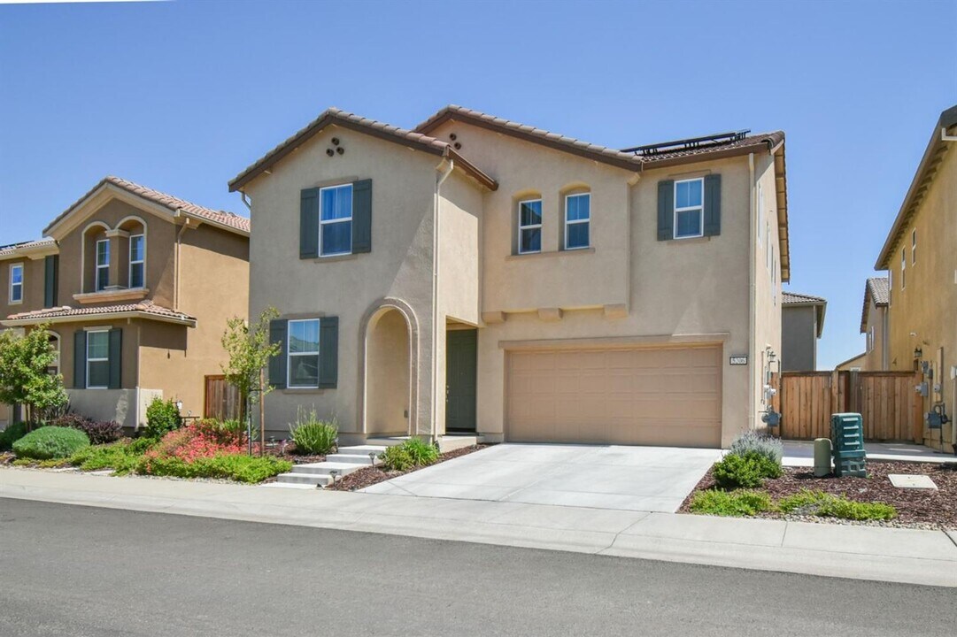5206 Sea Glass Way in Sacramento, CA - Building Photo