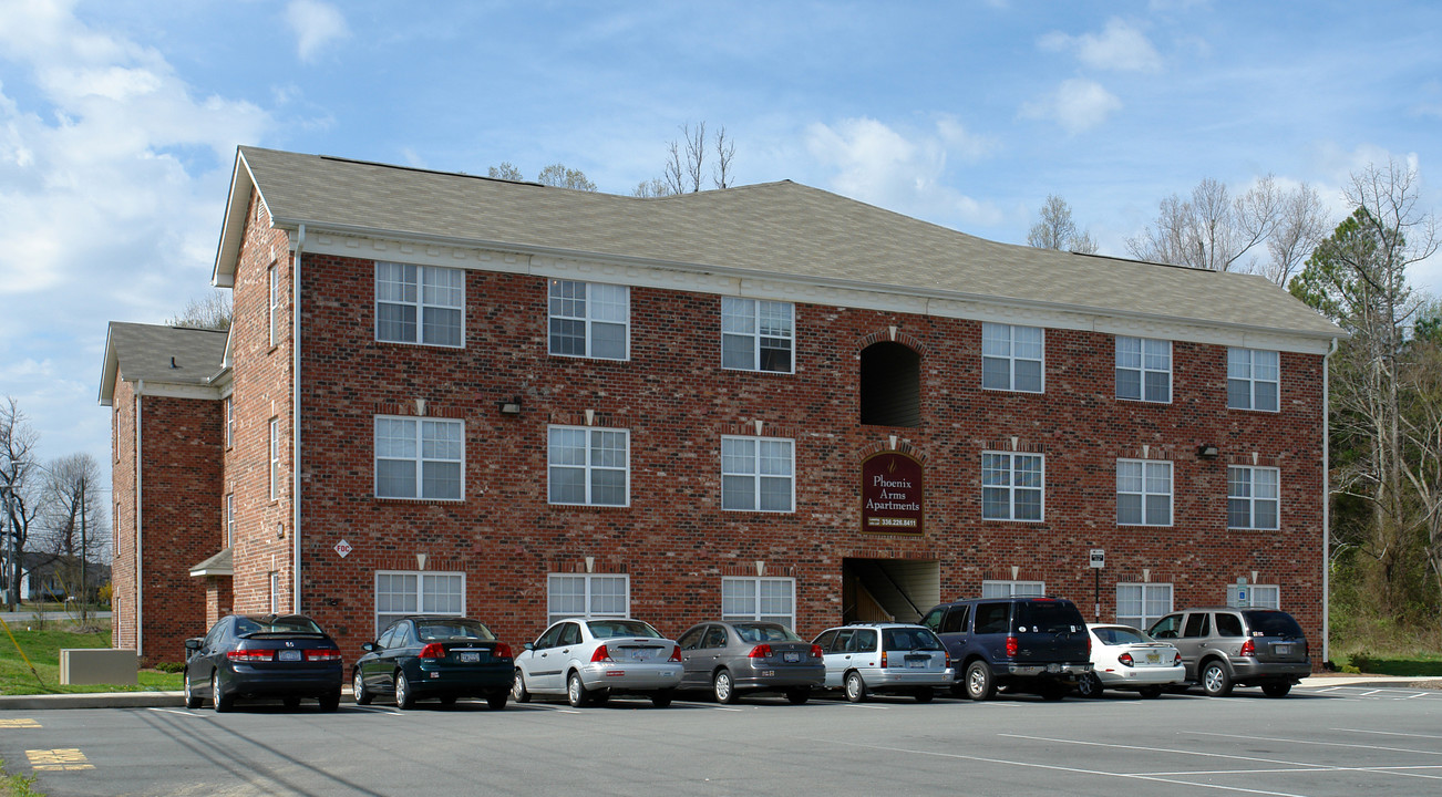 Phoenix Arms Apartments in Elon College, NC - Foto de edificio