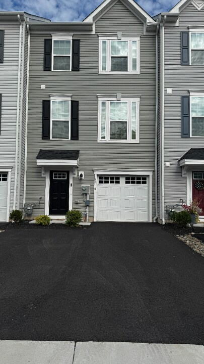 23 Hunters Dr in Gilbertsville, PA - Building Photo