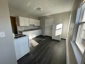 16 Maple St, Unit 4 in Waltham, MA - Building Photo - Building Photo