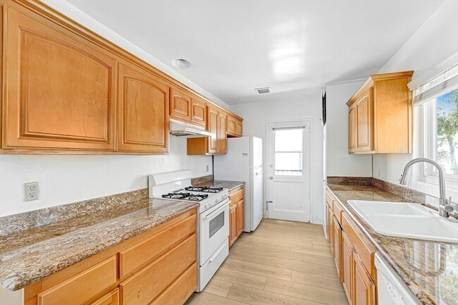 1975 S Beverly Glen Blvd, Unit 03