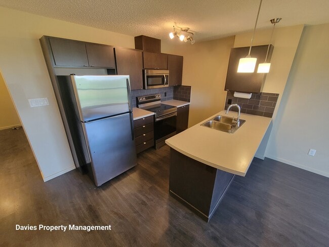 1196 Hyndman Rd NW in Edmonton, AB - Building Photo - Building Photo