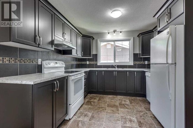 3238 57 Av in Red Deer, AB - Building Photo - Building Photo