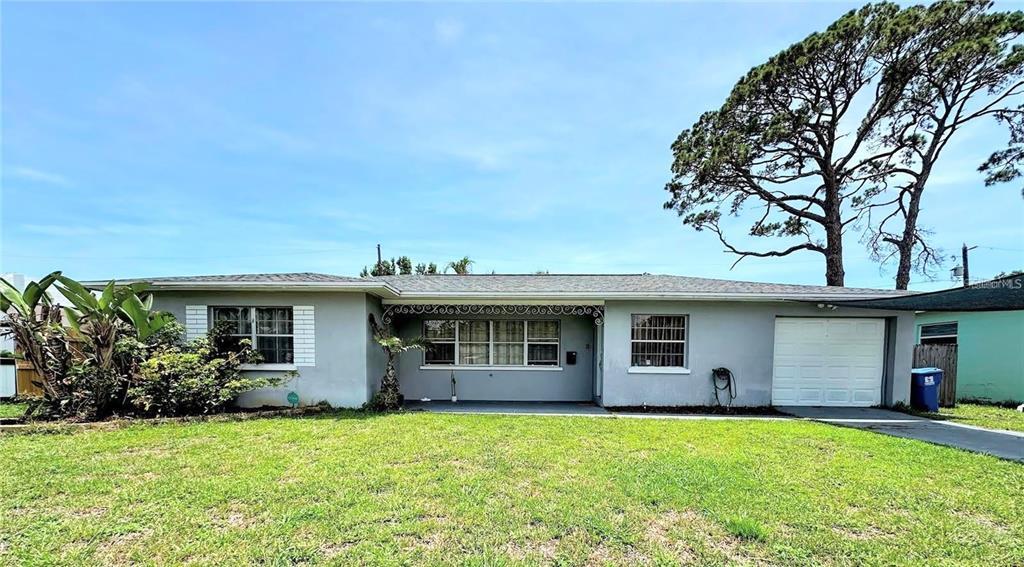 1738 Tyrone Blvd N in St. Petersburg, FL - Building Photo