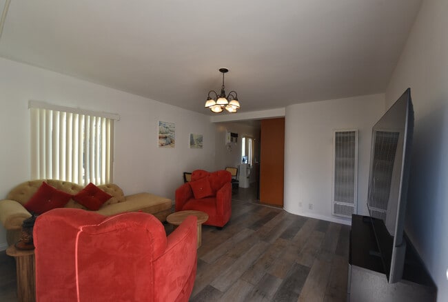 723 S Louise St, Unit C in Glendale, CA - Foto de edificio - Building Photo