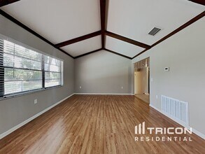 1010 Rochelle Ln in Valrico, FL - Building Photo - Building Photo