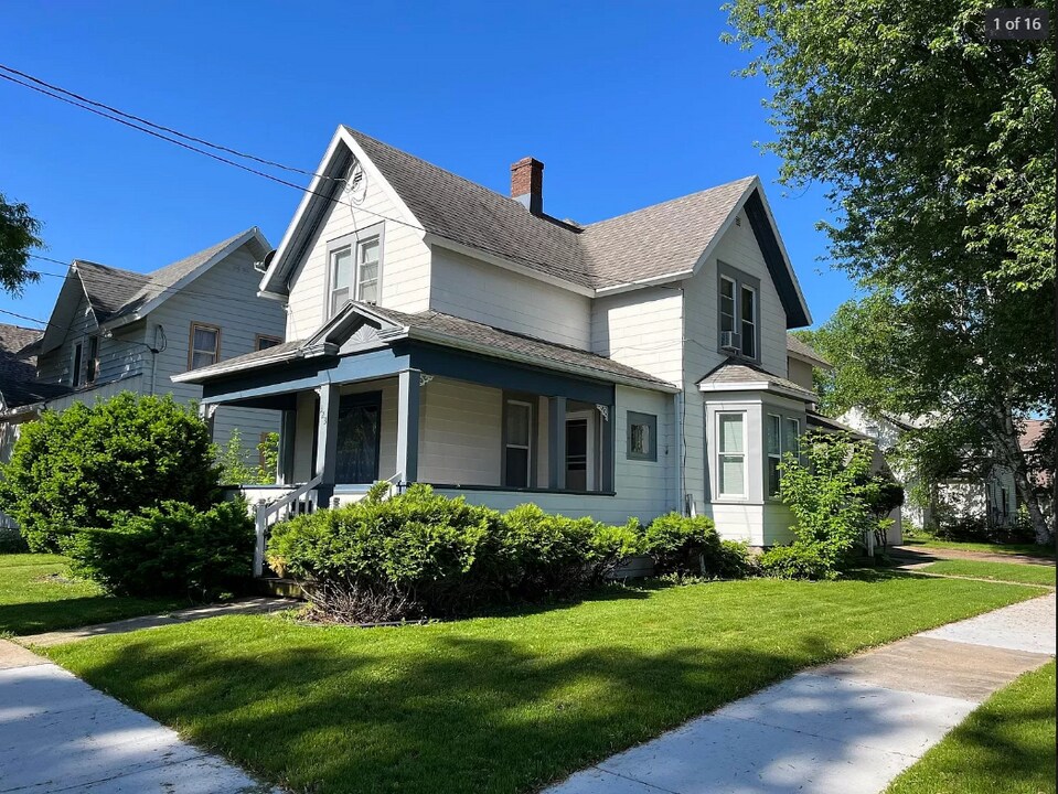 323 N Bennett St, Unit 323.5 Upper in Appleton, WI - Foto de edificio