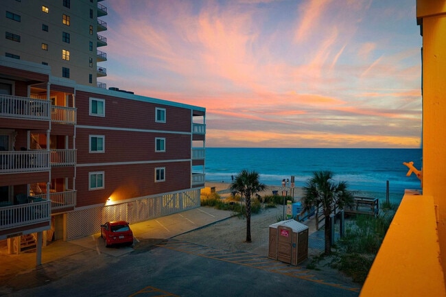 824 N Waccamaw Dr in Murrells Inlet, SC - Foto de edificio - Building Photo