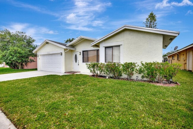 1541 SW 102nd Terrace in Davie, FL - Building Photo - Building Photo