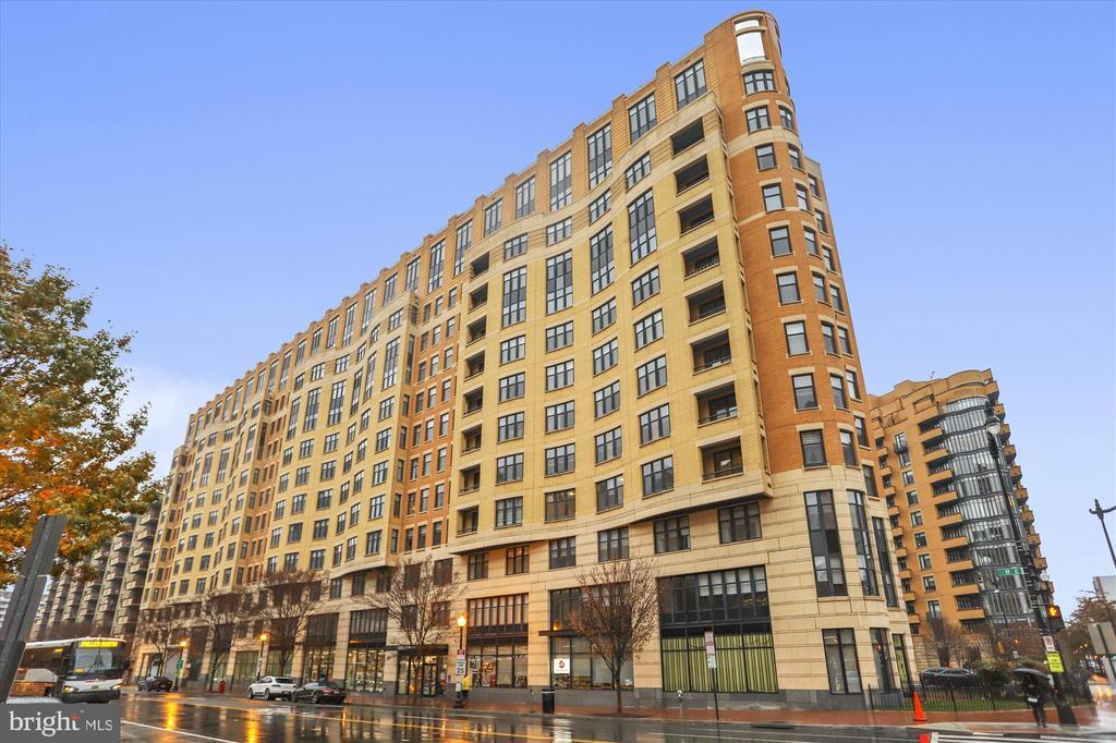 400 Massachusetts Ave NW in Washington, DC - Building Photo