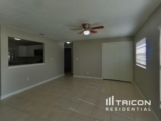 10002 N 24th St in Tampa, FL - Foto de edificio - Building Photo