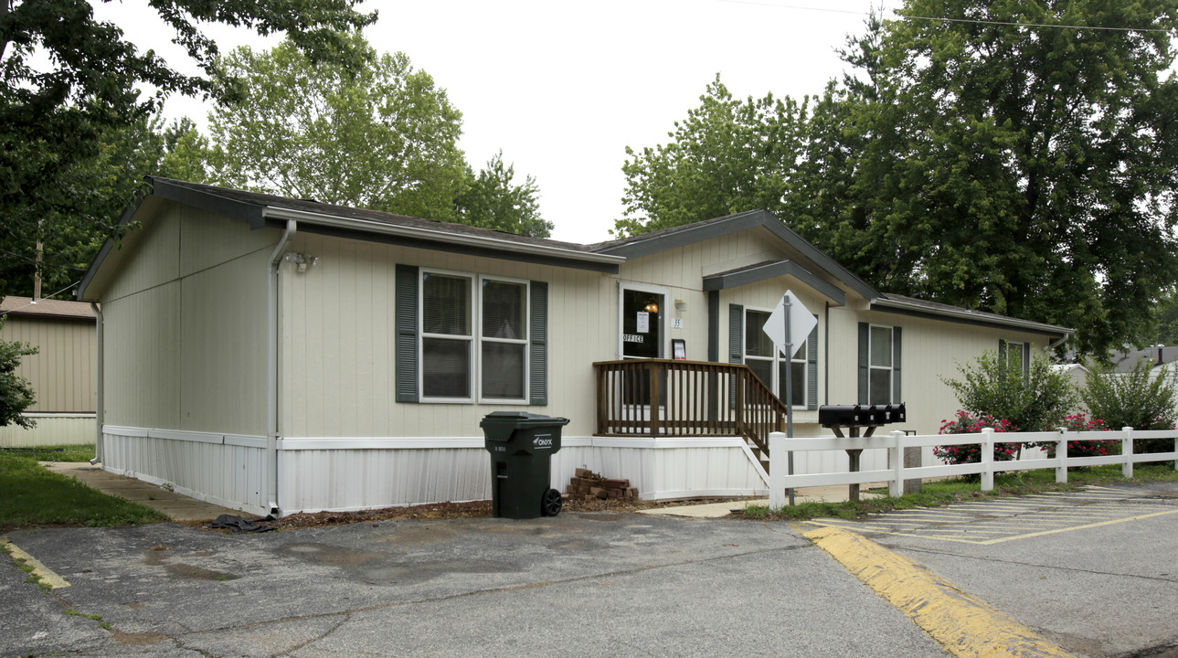 Siesta Manor in Fenton, MO - Building Photo