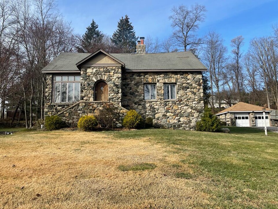 85 Washington Rd in Carmel, NY - Building Photo