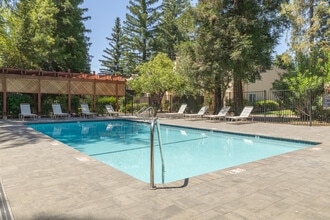 Linden Lane Apartments in Carmichael, CA - Foto de edificio - Building Photo
