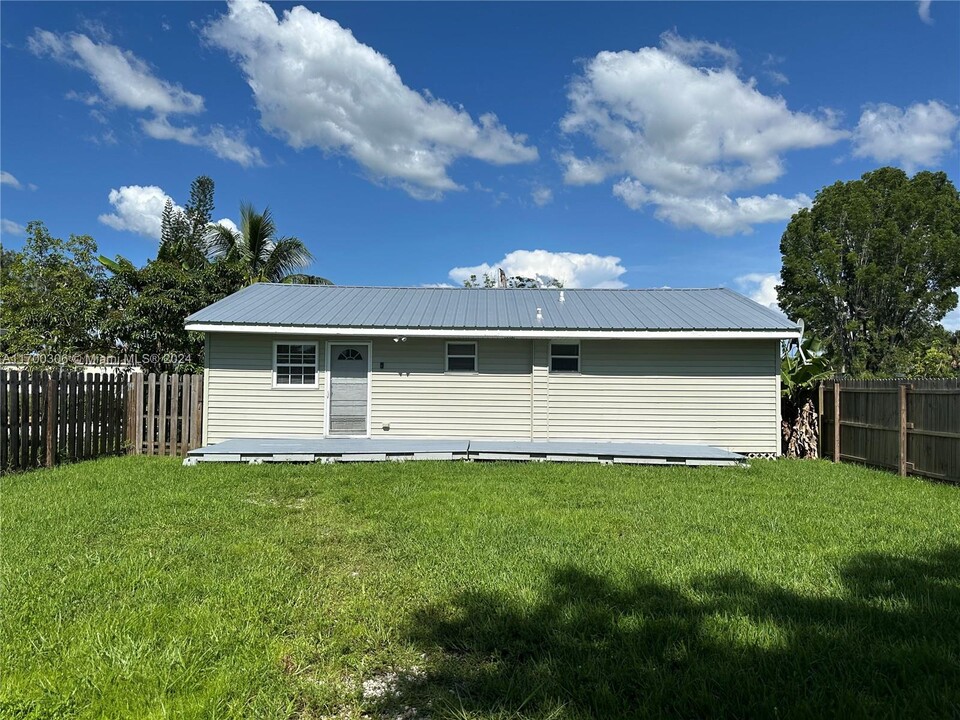 2248 Marina Park Dr in Ft. Myers, FL - Building Photo