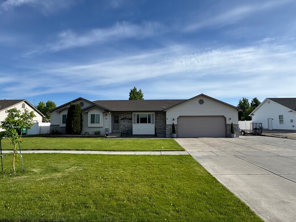 4301 E Nibley Cir in Idaho Falls, ID - Building Photo