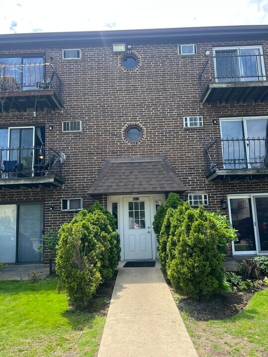 4018 Bonhill Dr in Arlington Heights, IL - Building Photo