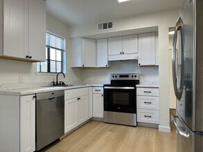 1807 V St in Sacramento, CA - Foto de edificio - Building Photo