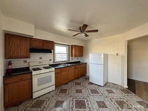 34 Carteret Ave, Unit 2 in Carteret, NJ - Foto de edificio - Building Photo