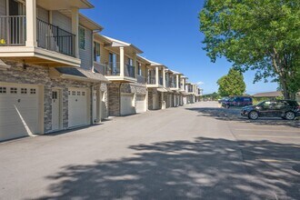 Madeira Place in Hobart, WI - Foto de edificio - Building Photo