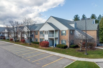 Carrington Place Senior Apartments in Farmington Hills, MI - Foto de edificio - Building Photo