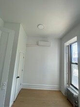 811 Willoughby Ave, Unit Parlor in Brooklyn, NY - Foto de edificio - Building Photo