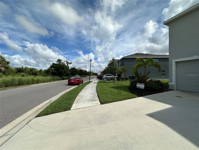 8813 Milestone Dr in Sarasota, FL - Building Photo - Building Photo