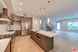 723 Huntley Dr in West Hollywood, CA - Building Photo - Building Photo