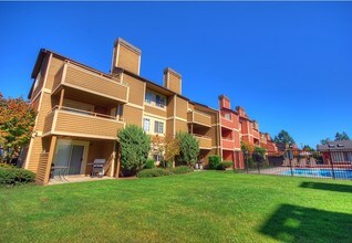 The Lucent in Tacoma, WA - Building Photo - Building Photo