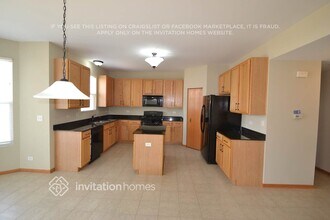 7913 Cavalier Dr in Joliet, IL - Foto de edificio - Building Photo